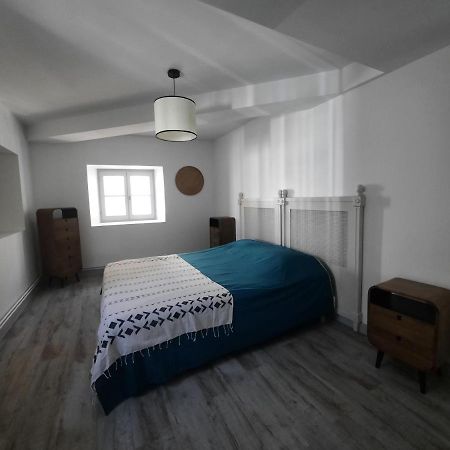 Duplex Place Du Marche Saint-Jean-dʼAngély المظهر الخارجي الصورة