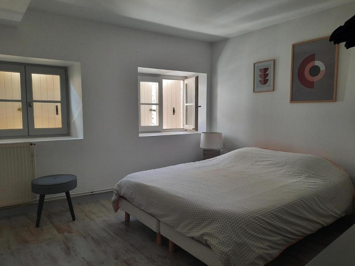 Duplex Place Du Marche Saint-Jean-dʼAngély المظهر الخارجي الصورة